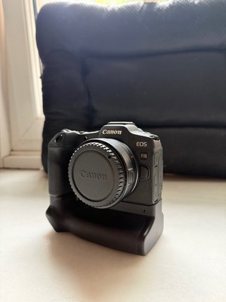 Canon EOS R8 con Grip