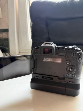 Canon EOS R8 con Grip