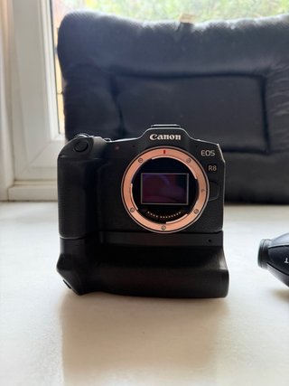 Canon EOS R8 con Grip