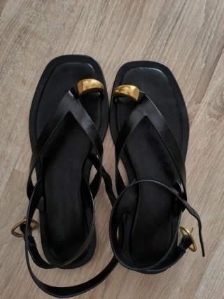 Sandalias Poise negras con detalle dorado