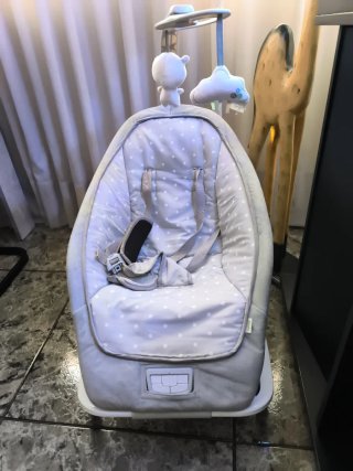 Mecedora de bebé con móvil
