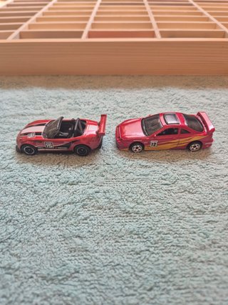 Pareja de coches Mazda y Acura rojos