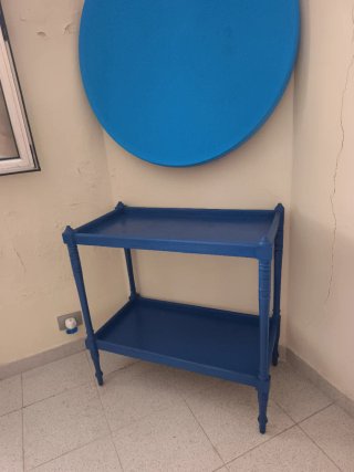 Mueble auxiliar azul de madera