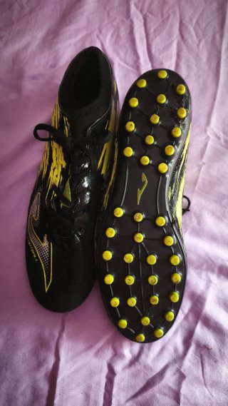 Botas de fútbol negras y amarillas
