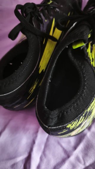 Botas de fútbol negras y amarillas