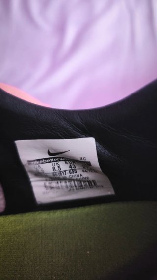 Botas de fútbol negras y amarillas