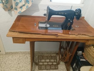 Máquina de coser Alfa antigua