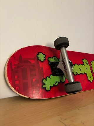 Acta Skateboard: Skate rojo con diseño de monstruo