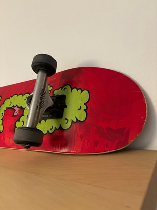Acta Skateboard: Skate rojo con diseño de monstruo