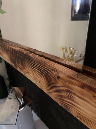 Specchio di design in vetro e legno