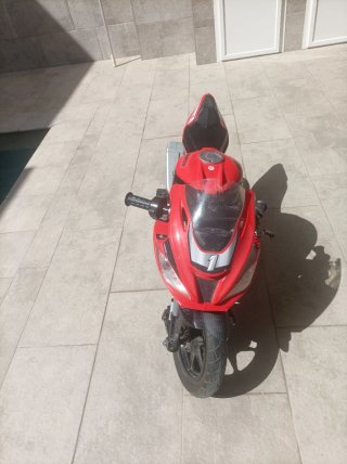 Moto eléctrica 24V 14km/h Roja y Negra