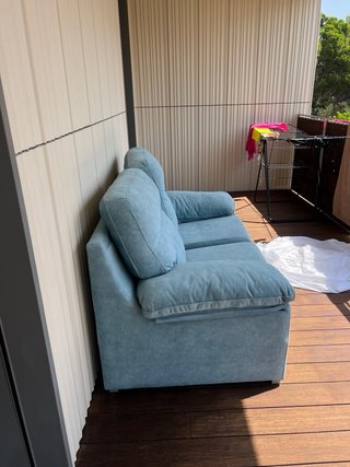 Sofá de terciopelo azul