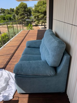 Sofá de terciopelo azul