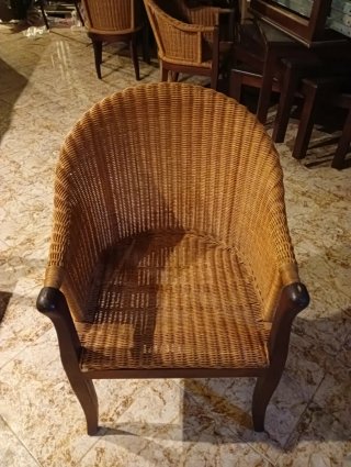 Silla de mimbre con estructura de madera