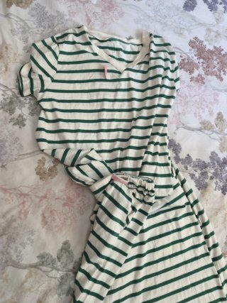 Conjunto de falda y camiseta rayas verde y blanco