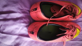 Botas de fútbol Nike rosas y amarillas