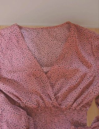 Camiseta rosa con estampado de puntos