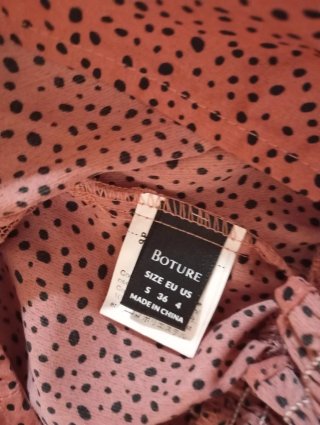 Camiseta rosa con estampado de puntos