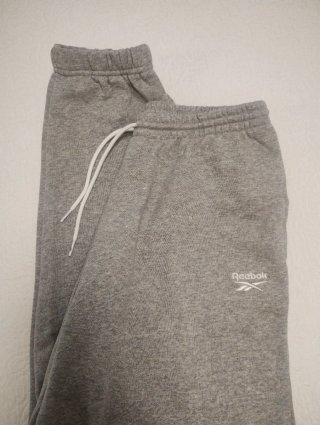 Pantalón chándal gris Reebok talla M