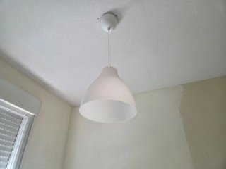 Lámpara de techo gris y blanca