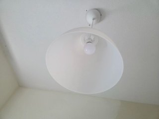 Lámpara de techo gris y blanca