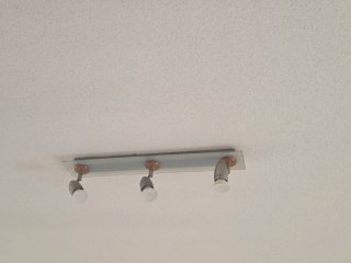 Lámpara de techo gris y blanca