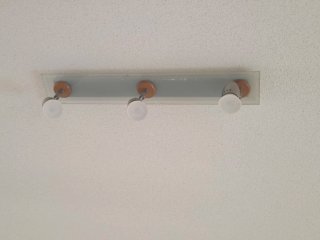 Lámpara de techo gris y blanca