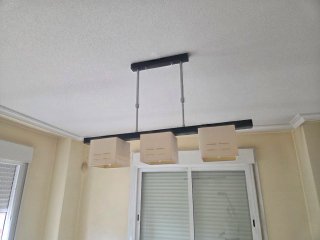 Lámpara de techo gris y blanca