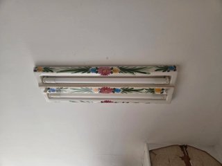 Lámpara de techo gris y blanca