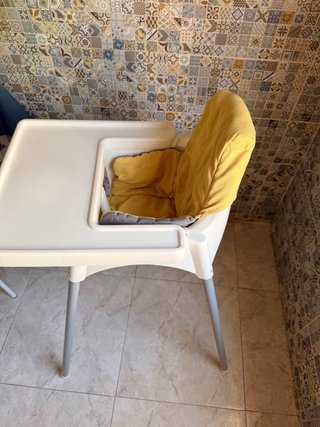 Trona infantil con funda amarilla