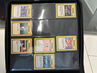 Binder TCG y 45 cartas Pokémon Base Set