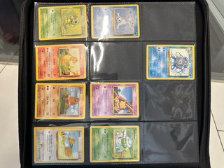 Binder TCG y 45 cartas Pokémon Base Set