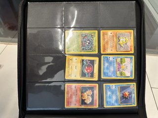 Binder TCG y 45 cartas Pokémon Base Set