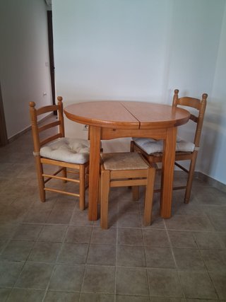 Mesa extensible con 2 sillas y taburete