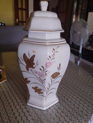Jarra de porcelana con tapa y diseño
