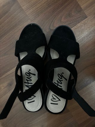 Sandalias negras de tacón