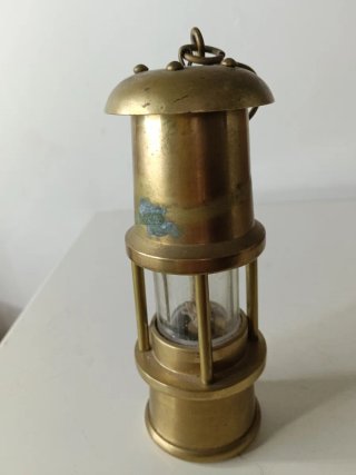 Lámpara de minero antigua
