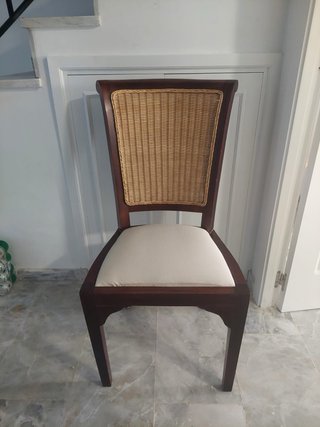 Sillas de madera y mimbre