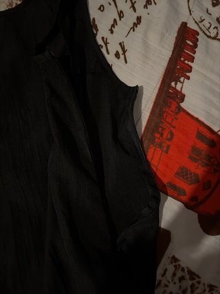 Camiseta elegante negra con botones dorados
