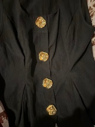 Camiseta elegante negra con botones dorados