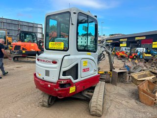 Retroexcavadora Takeuchi TB225