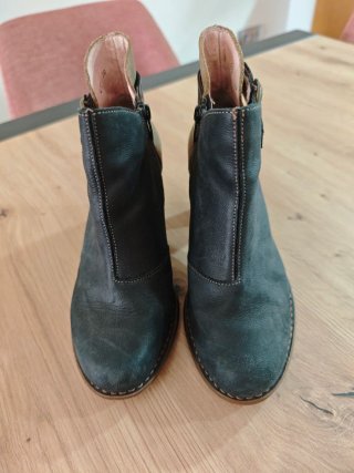 Botines negros y marrones