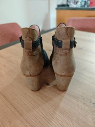 Botines negros y marrones