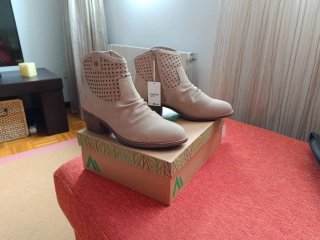Botín campero beige perforado