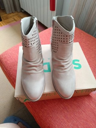 Botín campero beige perforado