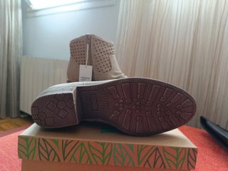 Botín campero beige perforado