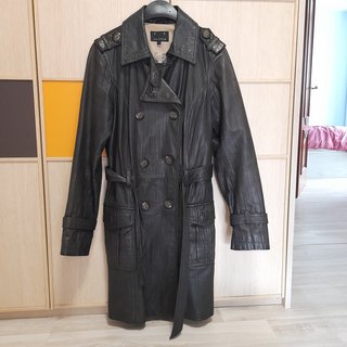 Abrigo tres cuartos de cuero negro marca Skipper