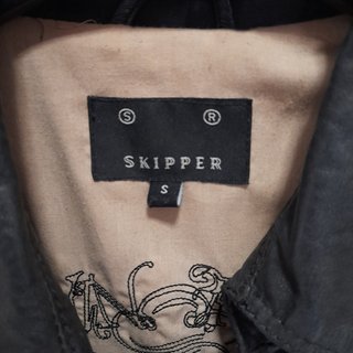 Abrigo tres cuartos de cuero negro marca Skipper
