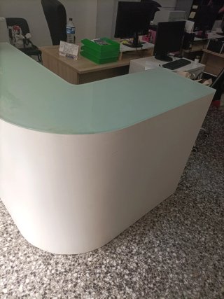 Mostrador de tienda blanco y transparente