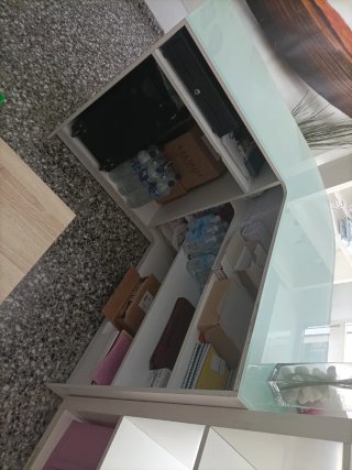 Mostrador de tienda blanco y transparente